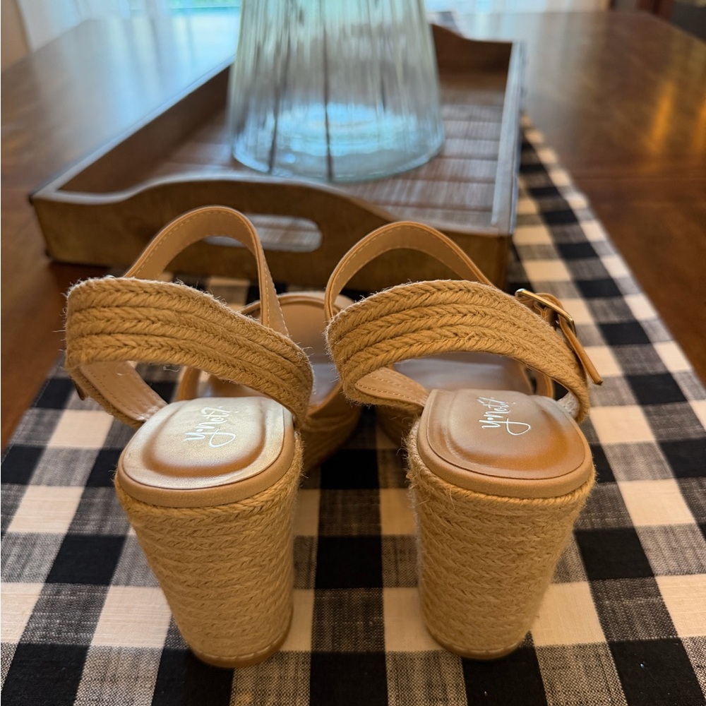 Tan wedge sandals - Picture 3 of 5